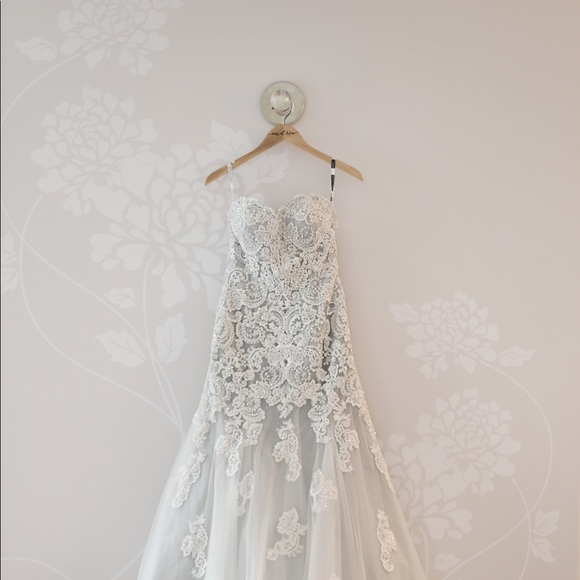 Stunning Wedding Dress - Fits like a true size 4. - Picture 5 of 9